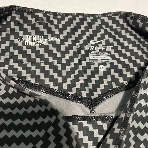 Nike Dri Fit Gray & Black Patterned Cropped Leggings XS - Picture 6 of 8